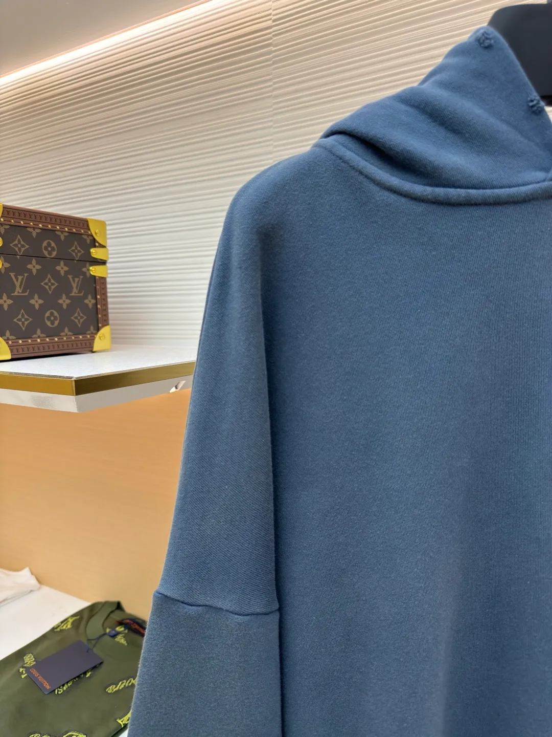 Acne Studios 1996 distressed printed hooded sweatshirt ●Authentic product: Purchased and developed by 3259 ●Item number: 1680619-A85 ●Fabric: pure cotton fabric ●Technology: printing production ●Version: loose fit ●Weight: about 1030 grams ●Size: S-M-L-XL ●Description: The fabric is made of custom-made pure cotton, washed with distressed and dirty gradient techniques, printed on the back, and the overall wiring is straight and delicate. The fabric is comfortable and soft, with consistent colors and no color difference. It can be matched with the same style to create a fashionable look and control various occasions. Customized accessories, complete with three standards, same style for men and women!